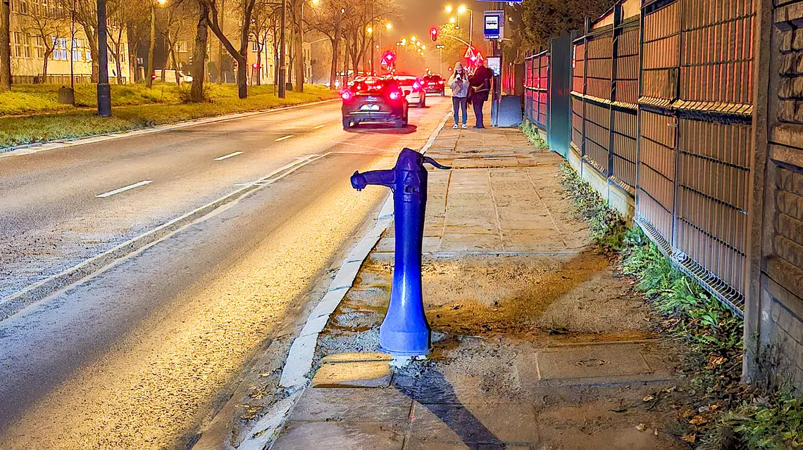 Pompa uliczna, hydrant przy ulicy Obywatelskiej w Łodzi, grudzień 2024 r. // Fot.Piotr Kamionka / REPORTER