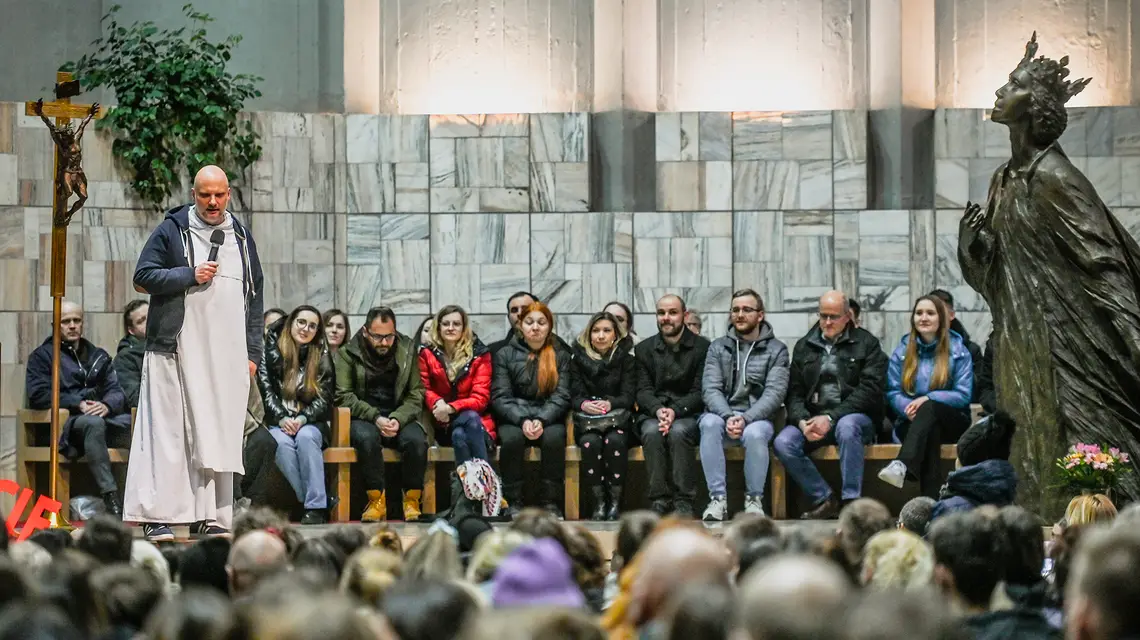 Rekolekcje z ojcem Adamem Szustakiem w parafii św. Królowej Jadwigi w Krakowie. 14 marca 2023 r. // Fot. Artur Widak / NurPhoto / Getty Images
