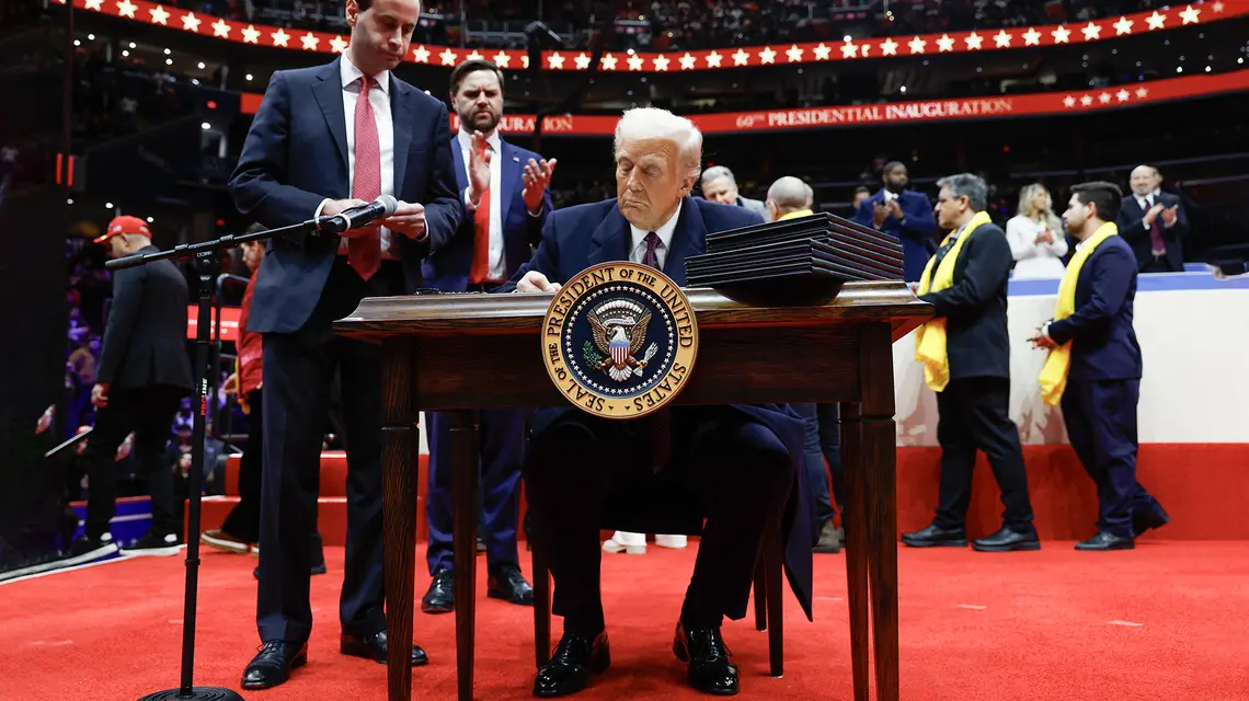 Prezydent USA Donald Trump podpisuje rozporządzenia wykonawcze podczas inauguracji prezydentury w hali Capital One Arena. Waszyngton, 20 stycznia 2025 r. // Fot. Anna Moneymaker / Getty Images