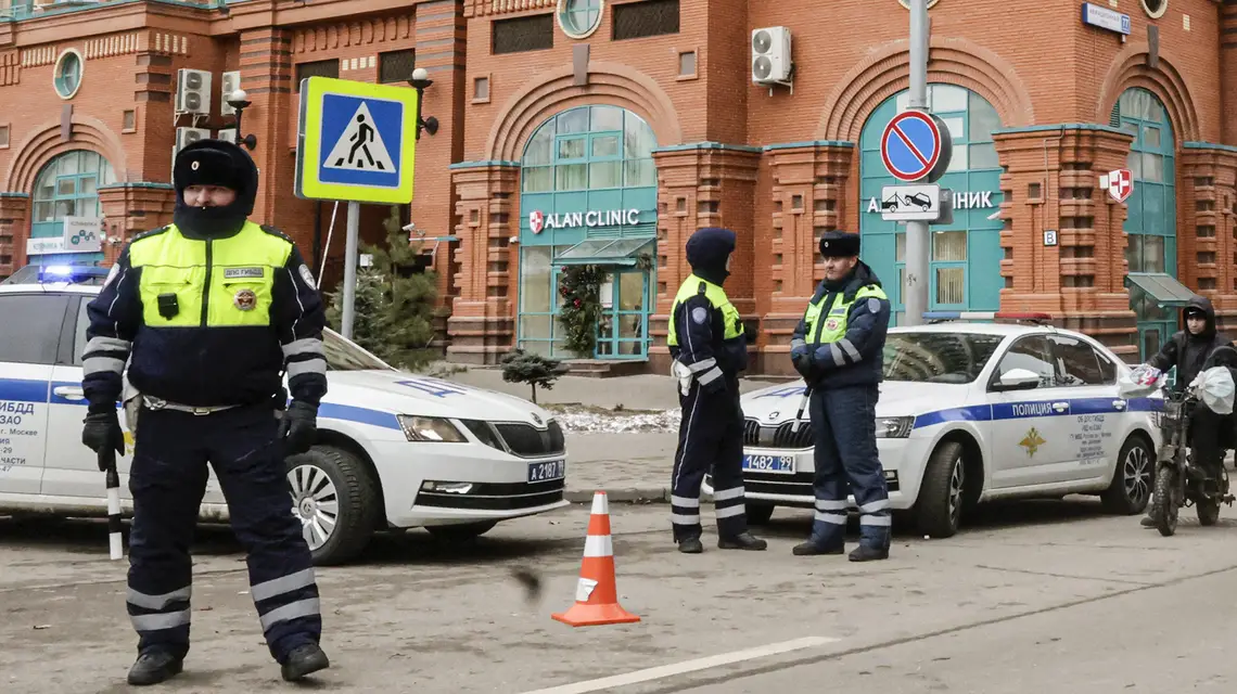 Teren przed budynkiem mieszkalnym po wybuchu, w którym zginął poszukiwany przez Ukrainę Armen Sarkisian. Moskwa, 3 lutego 2025 r. // Fot. TATYANA MAKEYEVA / AFP / East News