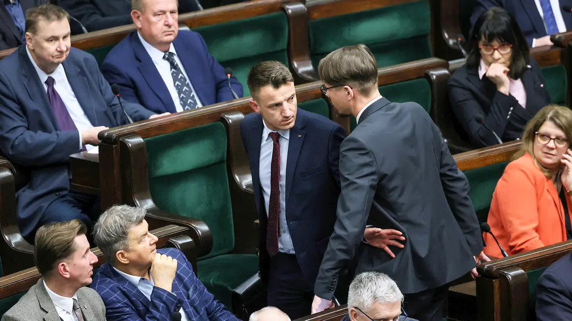  Ryszard Wilk z Konfederacji wyprowadzony z posiedzenia Sejmu przez klubowego kolegę. Warszawa, 20 lutego 2025r. // Fot. Adam Burakowski / East News