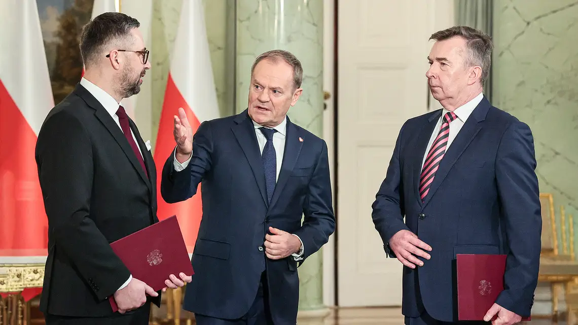 Marcin Kulasek, nowy minster nauki oraz Donald Tusk i ustępujący ze stanowiska Dariusz Wieczorek. Warszawa, 17 stycznia 2025 r. // Fot. Anita Walczewska / East News