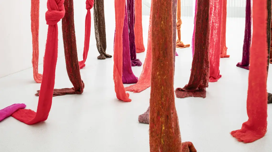 Cecilia Vicuña, Quipu menstrual, 2006 r. // Fot. Maja Wirkus / materiały prasowe MSN