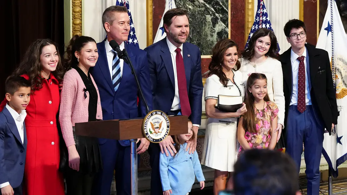 Wiceprezydent USA JD Vance wspólnie z Seanem Duffym i jego rodziną podczas ceremonii jego zaprzysiężenia na sekretarza transportu. Waszyngton, 29 stycznia 2025 r. // Fot. Ken Cedeno / Reuters / Forum