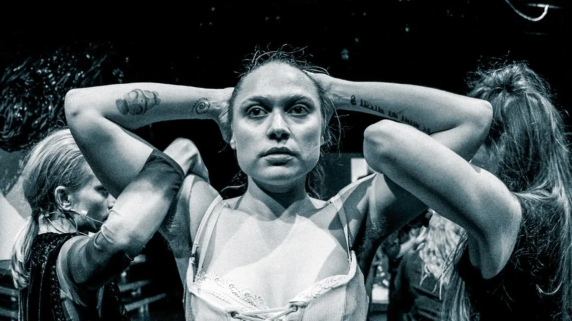 Scena ze spektaklu „Susan Sontag”, reż. Agnieszka Jakimiak i Mateusz Atman, Teatr im. Jaracza w Olsztynie, premiera 18 października 2024 r. // Fot. HaWa / Materiał prasowy Teatru im. Jaracza w Olsztynie