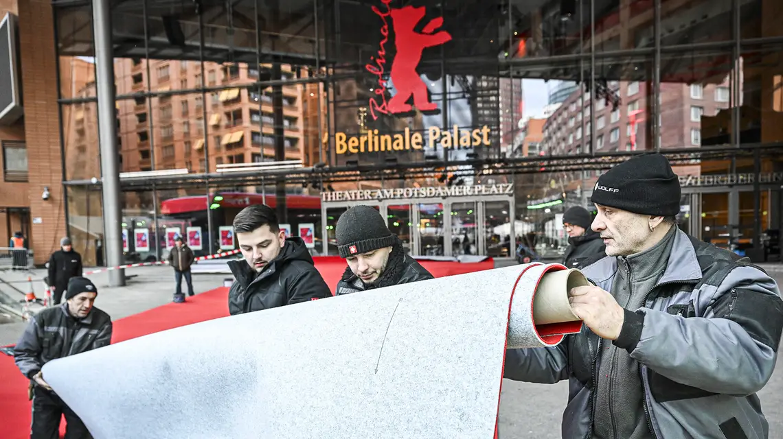 Przygotowania czerwonego dywanu przed 75. Międzynarodowym Festiwalem Filmowym Berlinale. Berlin, 11 lutego 2025 r. // Fot. Halil Sagirkaya / Anadolu / Getty Images