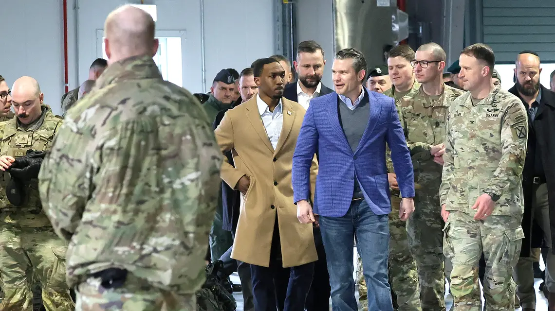 Sekretarz obrony USA Peter Hegseth przed spotkaniem z Władysławem Kosiniakiem-Kamyszem na terenie 33. Bazy Lotnictwa Transportowego w Powidzu. 15 lutego 2025 r. // Fot. Adam Burakowski / East News