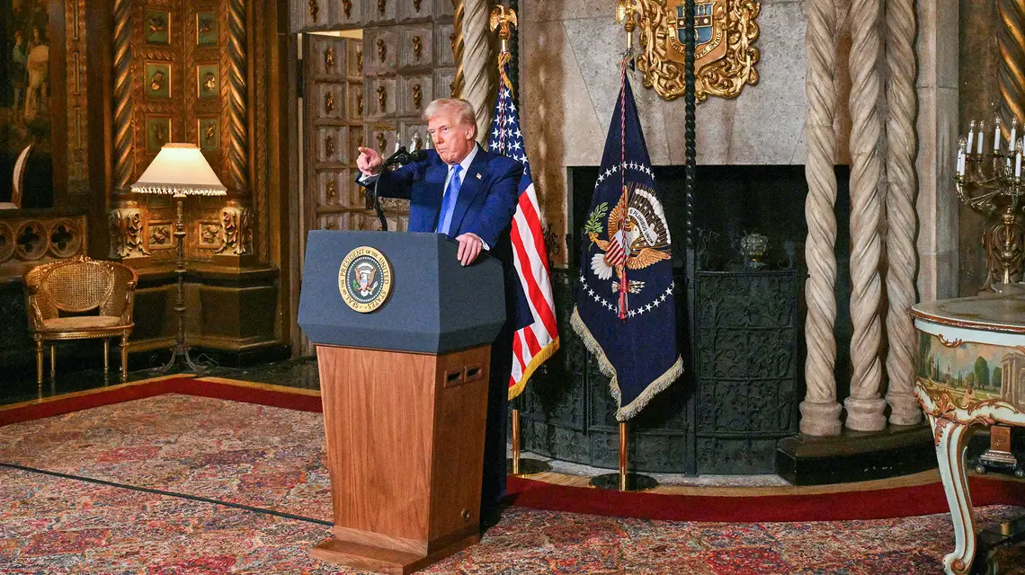Donald Trump podczas przemówienia w swoim kurorcie Mar-a-Lago w Palm Beach na Florydzie, 18 lutego 2025 r. // Fot. Roberto Schmidt / AFP / East News