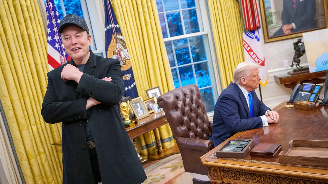 Elon Musk i Donald Trump w gabinecie owalnym w Białym Domu. Waszyngton, 11 lutego 2025 r. // Fot. Andrew Harnik / Getty Images