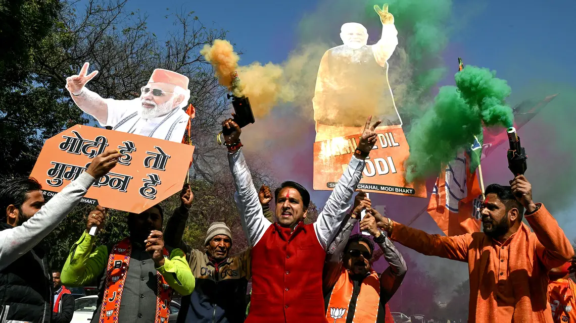 Zwolennicy Indyjskiej Partii Ludowej świętują prowadzenie w wyborach do stołecznego parlamentu. Delhi, Indie, 8 lutego 2025 r. // Fot. Arun Sankar / AFP / East News