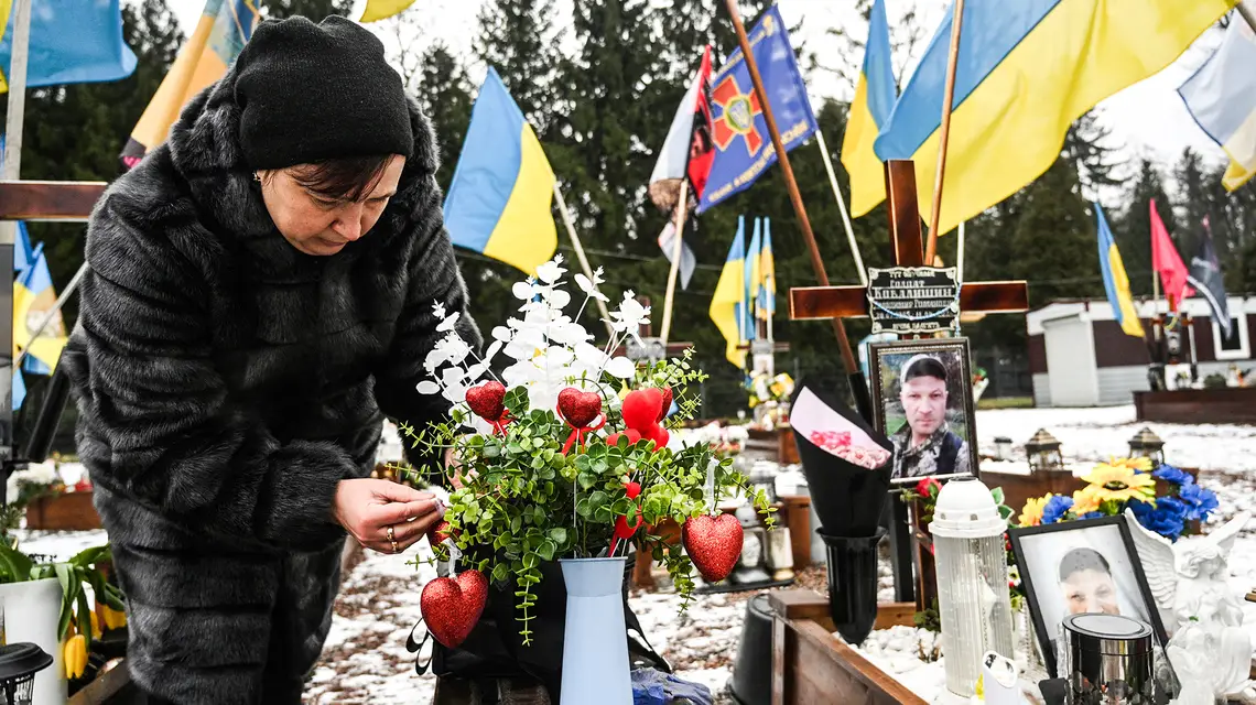 Wojskowe kwatery na cmentarzu Łyczakowskim we Lwowie, 14 lutego 2025 r. // Fot. Yuriy Dyachyshyn / AFP / East News