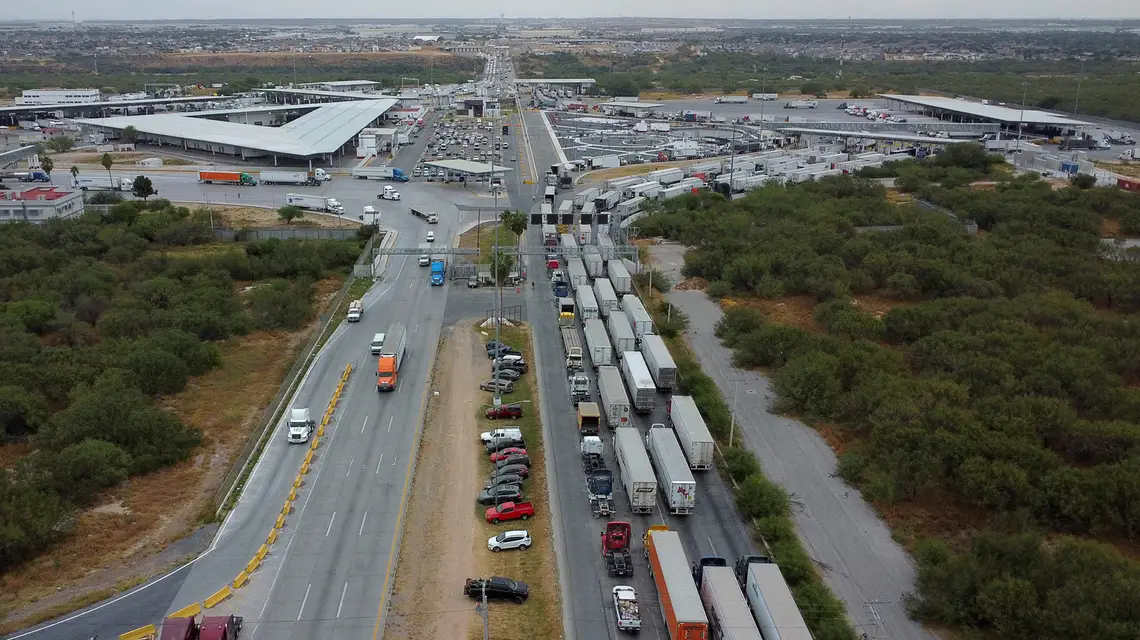Ciężarówki czekające w kolejce do przekroczenia granicy ze Stanami Zjednoczonymi w pobliżu kontroli celnej na moście World Trade Bridge w Nuevo Laredo w Meksyku, 26 listopada 2024 r. // Fot. Daniel Becerril / Reuters / Forum