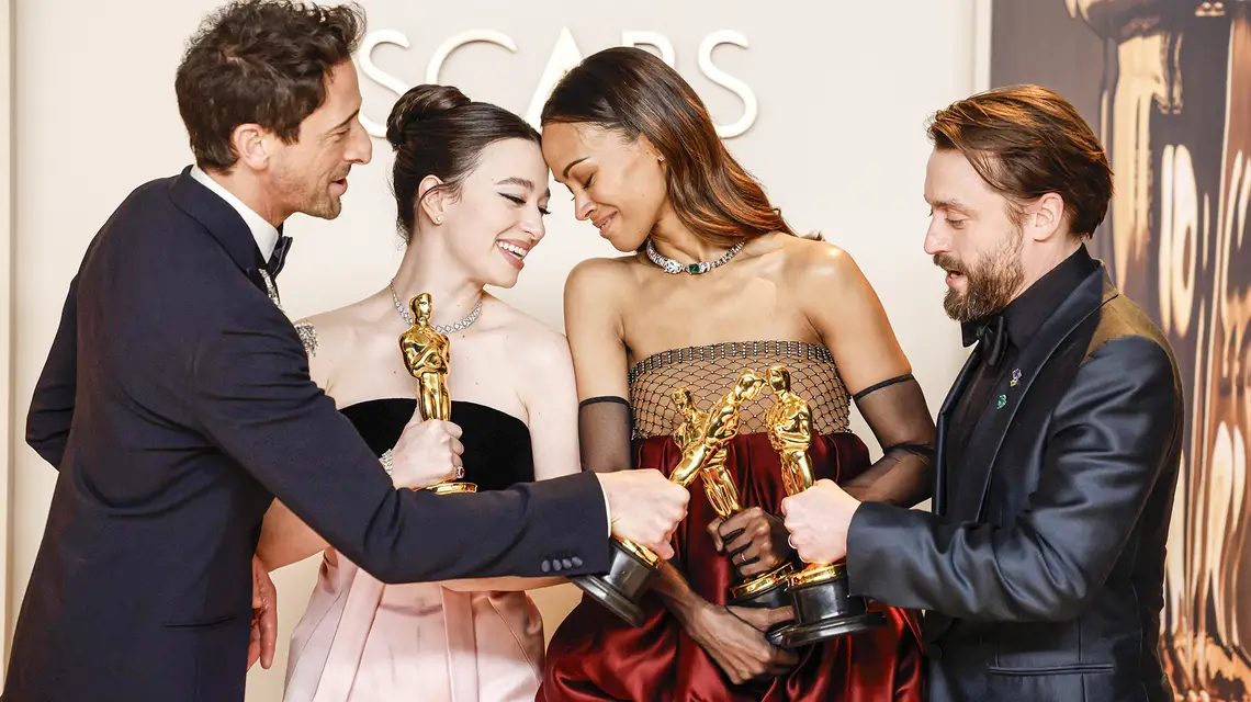 Adrien Brody z Oscarem za najlepszą rolę pierwszoplanową („Brutalista”), Mikey Madison, najlepsza aktorka pierwszoplanowa („Anora”), Zoe Saldaña, najlepsza aktorka drugoplanowa („Emilia Pérez”), i Kieran Culkin, laureat nagrody dla najlepszego aktora drugoplanowego („Prawdziwy ból”) podczas 97. ceremonii rozdania Oscarów w Dolby Theatre w Los Angeles. 2 marca 2025 r. // Fot. Caroline Brehman / EPA / PAP