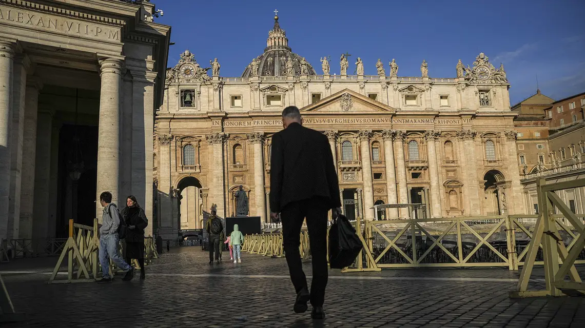 Na placu Świętego Piotra w Watykanie, 23 lutego 2025 r. // Fot. Alessandra Tarantino / AP / East News