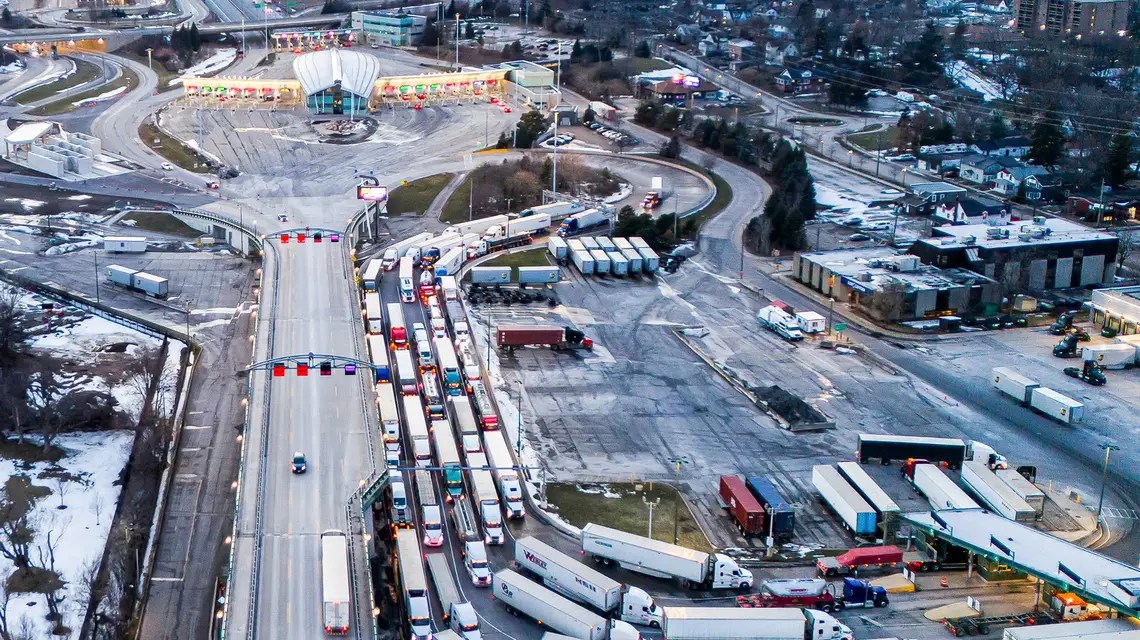 Parking przed terminalem celnym na granicy kanadyjsko-amerykańskiej w pobliżu mostu Peace Bridge w Fort Erie w Ontario w Kanadzie. 4 marca 2025 r. // Fot. Christopher Katsarov Luna / Getty Images