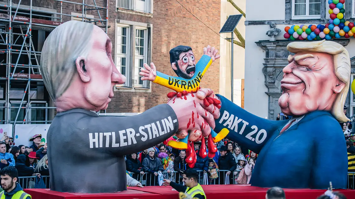Aktualna polityczna satyra zawsze towarzyszy pochodom karnawałowym, które tuż przed Środą Popielcową przechodzą tradycyjnie ulicami niemieckich miast. Na zdjęciu: na pochodzie w Düsseldorfie, 3 marca 2025 r. // Fot. Hesham Elsherif / Getty Images