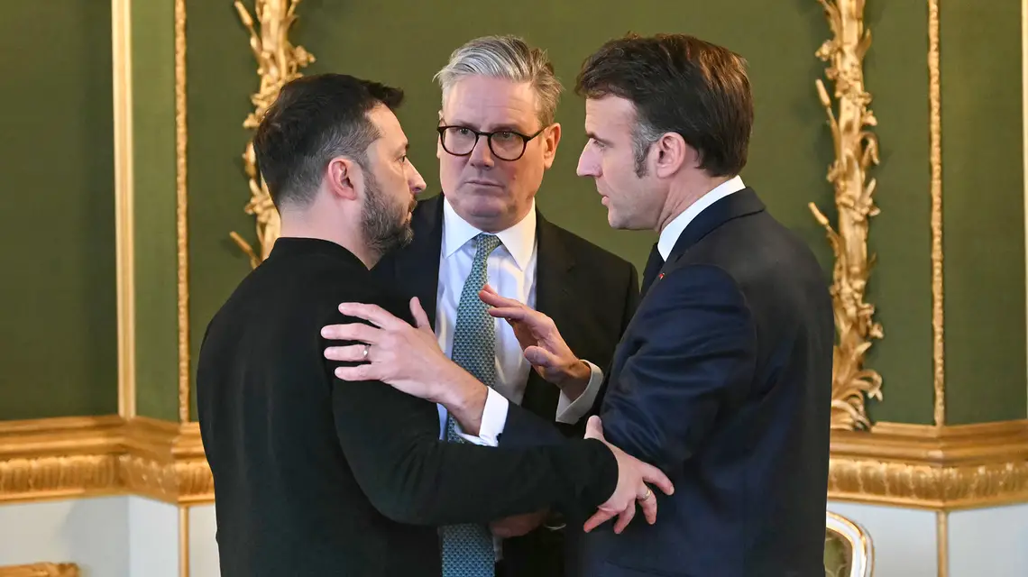 Prezydent Ukrainy Wołodymyr Zełenski, premier Wielkiej Brytanii Keir Starmer i prezydent Francji Emmanuel Macron podczas szczytu w Lancaster House. Londyn, Wielka Brytania, 2 marca 2025 r. // Fot. Justin Tallis / Getty Images