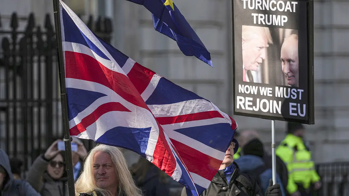 Antyrosyjski protest na Downing Street podczas szczytu organizowanego przez premiera Wielkiej Brytanii. Na banerze napis nawołujący do ponownego wstąpienia Wielkiej Barytanii do Unii Europejskiej. Londyn, 2 marca 2025 r. Frank Augstein / AP / East News 