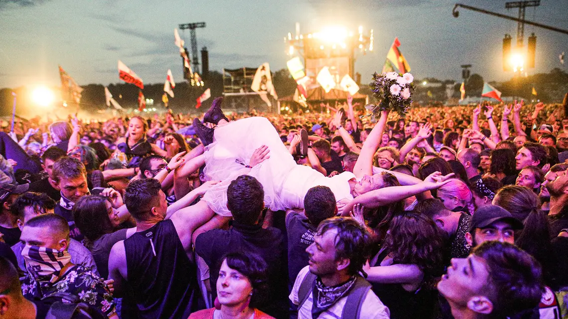 Pani młoda na festiwalu Pol’And’Rock w Kostrzynie nad Odrą. 1 sierpnia 2019 r. // Fot. Krzysztof Zatycki / Forum