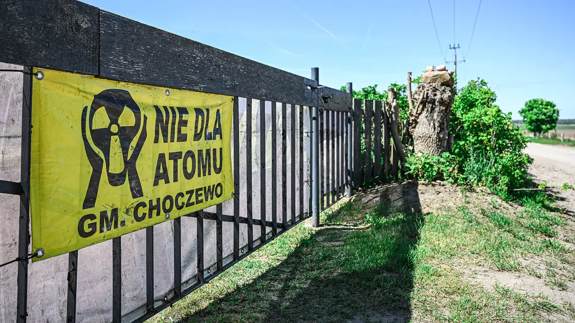 Choczewo - ttransparent w okolicy miejsca planowanej budowy elektrowni jądrowej. 13 marca 2024 r. // Fot. Adam Warżawa / PAP