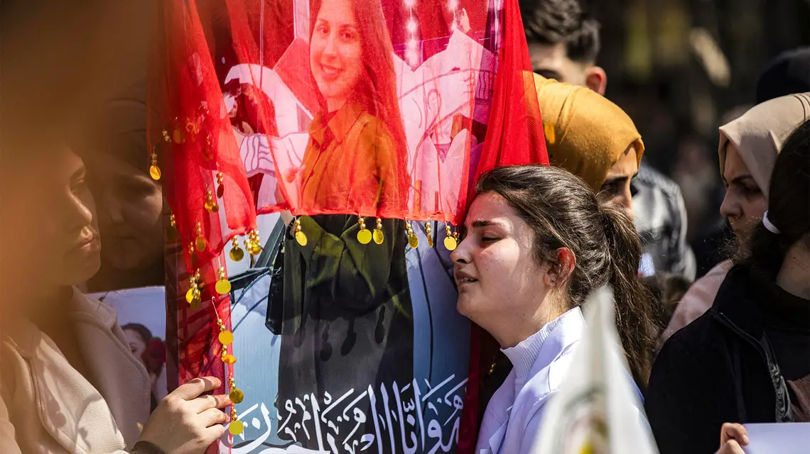 Opłakiwanie ofiar przemocy na tle religijnym skierowana przeciwko mniejszości alawickiej. Qamishli, Syria 11 marca 2025 r. // Fot. Delil Souleiman / AFP / East News