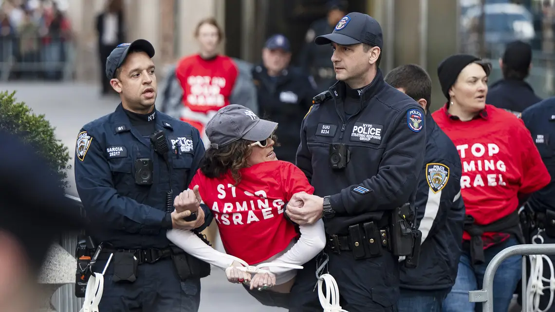 Nowojorska policja aresztuje aktywistów z grupy Jewish Voices for Peace po tym jak w Trump Tower domagali się uwolnienia Mahmouda Khalila. Nowy Jork, 13 marca 2025 r. // Fot. Mostafa Bassim / Anadolu / Getty Images