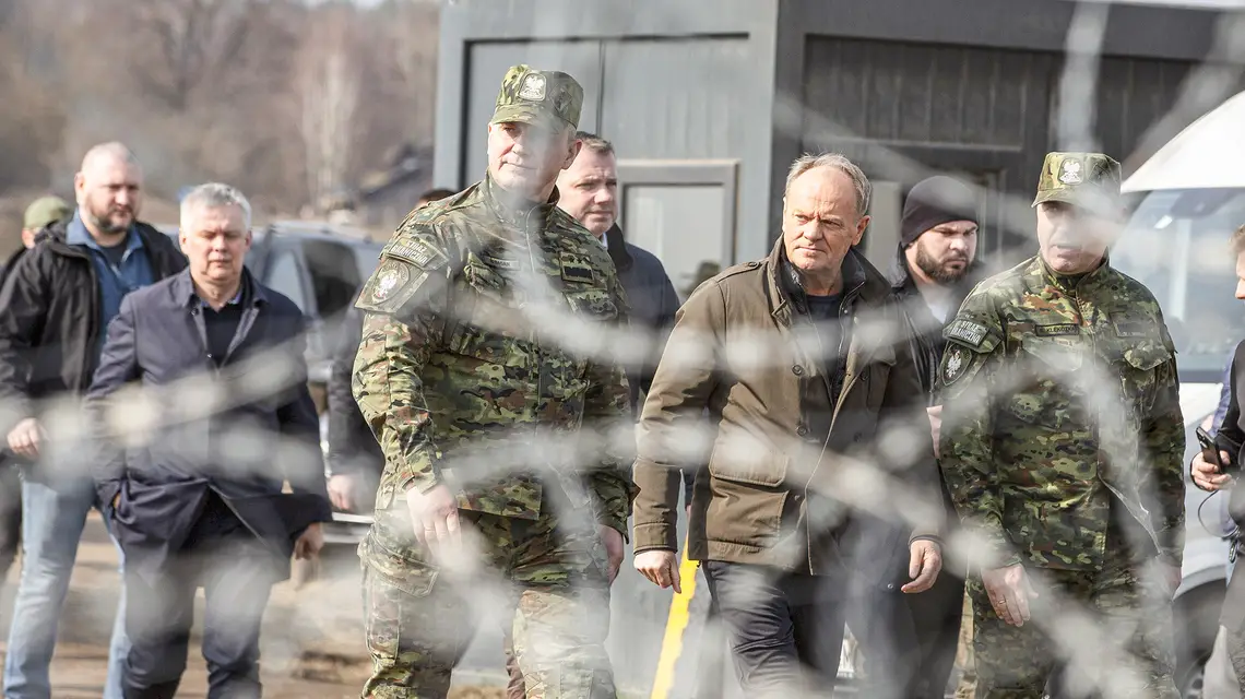 Donald Tusk wraz z ministrami obrony narodowej i spraw wewnętrznych na granicy z Białorusią. Ozierany Małe, 22 marca 2025 r. // Fot. Marek Maliszewski / Reporter