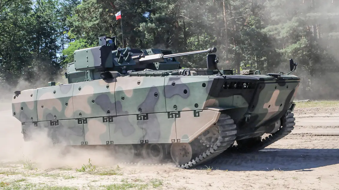 Wóz piechoty Borsuk w czasie pokazu na poligonie 1. Warszawskiej Brygady Pancernej w Wesołej. 13 sierpnia 2024 r. // Fot. Jakub Borowiski / PAP