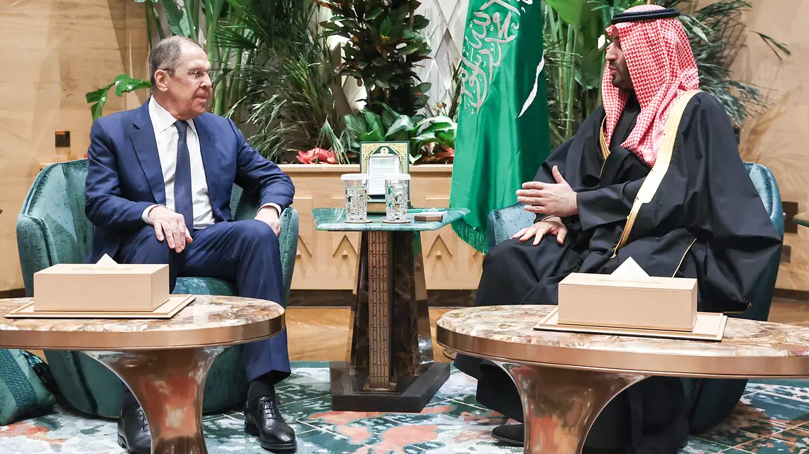 Mohamed ibn Salman przyjmuje szefa rosyjskiego MSZ Siergieja Ławrowa wkrótce po tym, jak USA i Rosja przeprowadziły pierwsze dwustronne rozmowy w Rijadzie. 18 lutego 2025 r. // Fot. AA / ABACA / East News