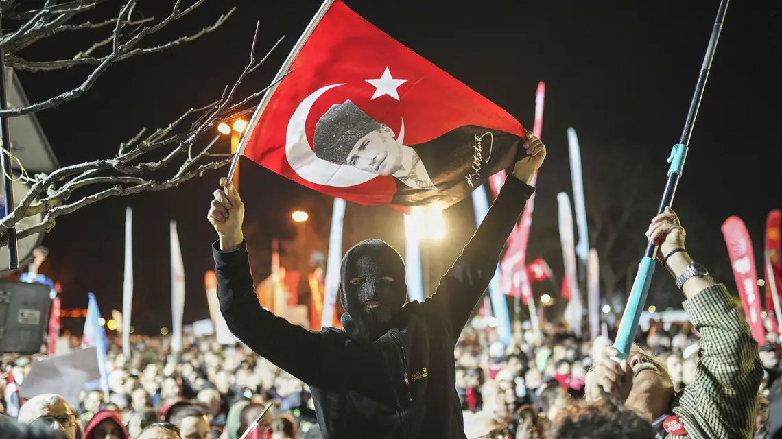Protesty po aresztowaniu Ekrema Imamoglu. Stambuł, 25 marca 2025 r. // Fot. Francisco Seco / AP Photo / East News