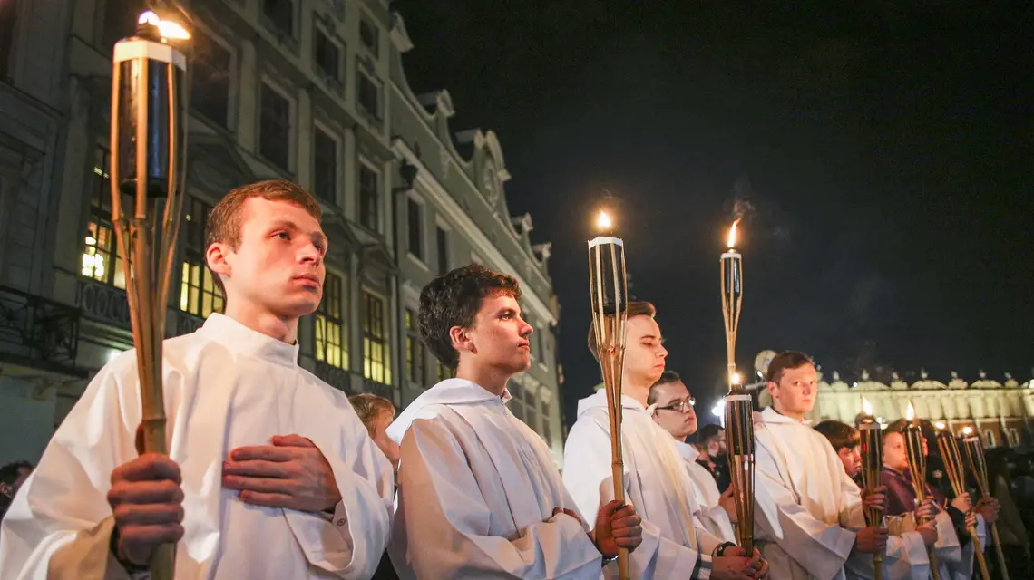 Akademicka Droga Krzyżowa na ulicach Krakowa. 2 kwietnia 2017 r. // Fot. Beata Zawrzel / Reporter