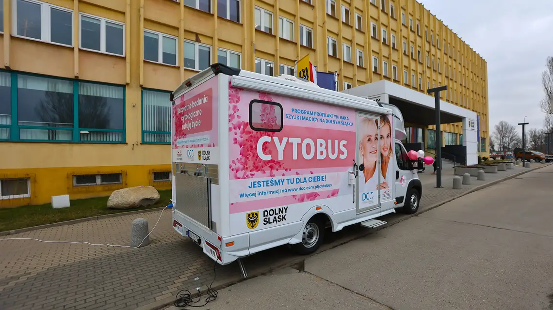 Cytobus przed Urzędem Marszałkowskim we Wrocławiu, 8 marca 2022 r. // Fot. Paweł Relikowski / Polska Press / East News 