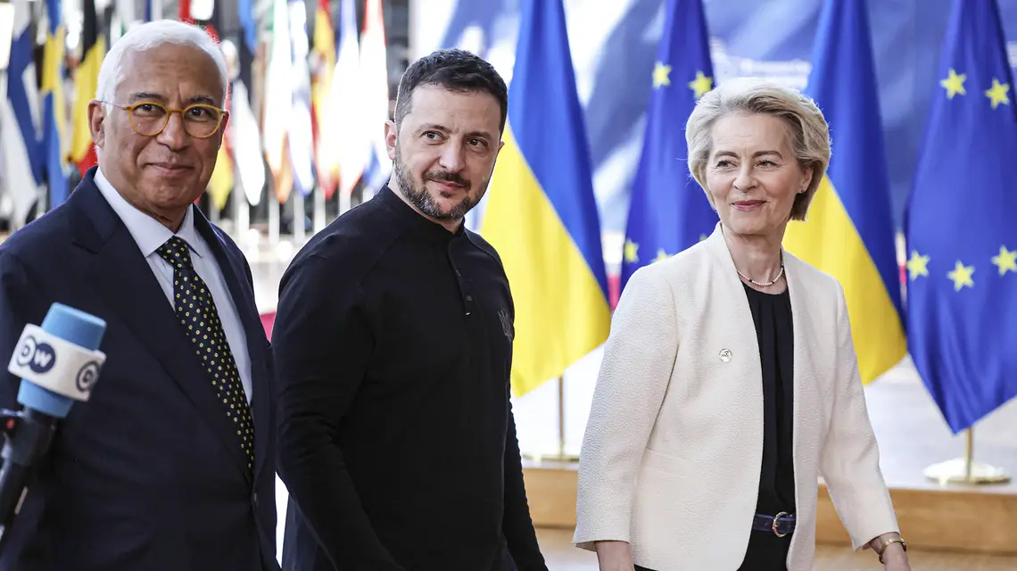 Przewodniczący Rady Europejskiej Antonio Costa, prezydent Ukrainy Wołodymyr Zełenski i przewodnicząca Komisji Europejskiej Ursula von der Leyen na szczycie UE w Brukseli. 6 marca 2025 r. // Fot. Omar Havana / AP / East News