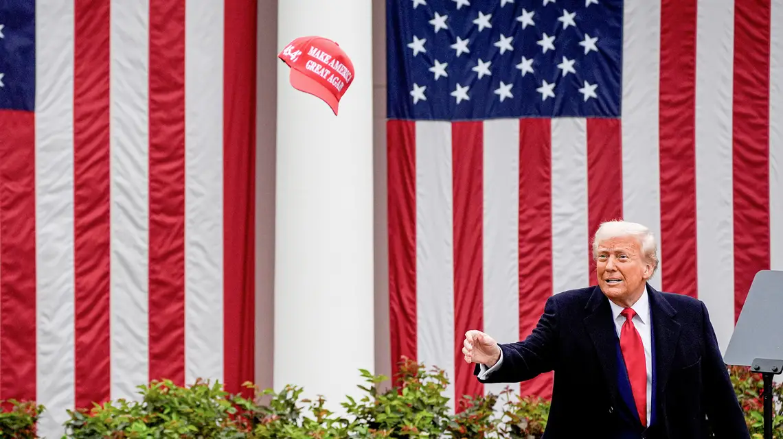 Donald Trump po ogłoszeniu nowych taryf celnych w Ogrodzie Różanym Białego Domu. Waszyngton, 2 kwietnia 2025 r. // Fot. Kent Nishimura / Getty Images