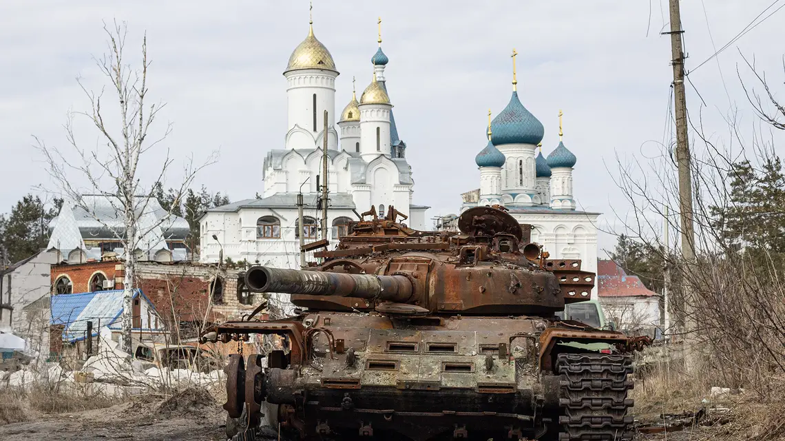 Rosyjski czołg na tle Cerkwi Wniebowzięcia Najświętszej Marii Panny w Świętogórsku. Ukraina, obwód doniecki, 13 marca 2024 r. // Fot. Antonina Palarczyk