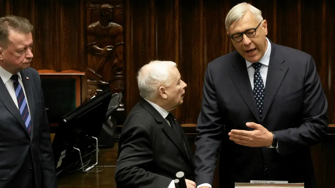 Roman Giertych i Jaroslaw Kaczynski na mównicy sejmowej. Warszawa, 2 kwietnia 2025 r. // Fot. Sławomir Kamiński / Agencja Wyborcza.pl 