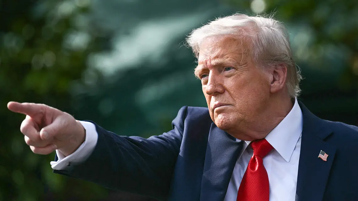 Donald Trump jest przekonany, że Ameryka była wykorzystywana, wręcz okradana przez świat. Waszyngton, 14 kwietnia 2025 r. // Fot. Brendan Smialowski / AFP / East News