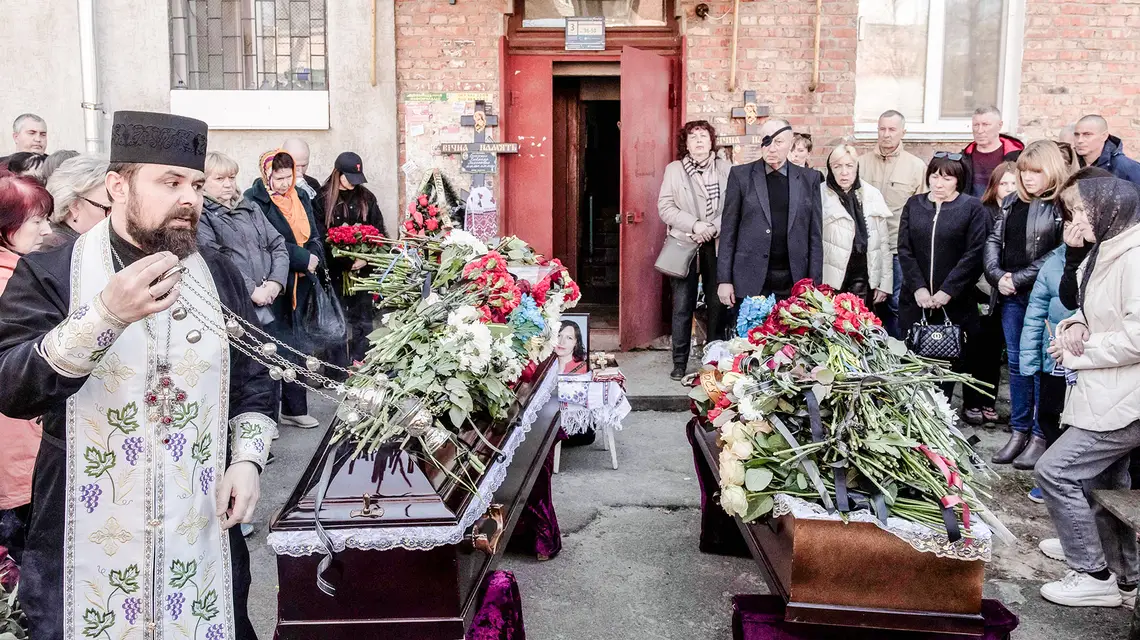 Pogrzeb Maryny Czudesy i jej matki Ludmiły Serhijenko, które zginęły w wyniku ataku rakietowego na miasto Sumy w niedzielę palmową. Sumy, 15 kwietnia 2025 r. // Fot. Roman Pilipey / AFP / East News