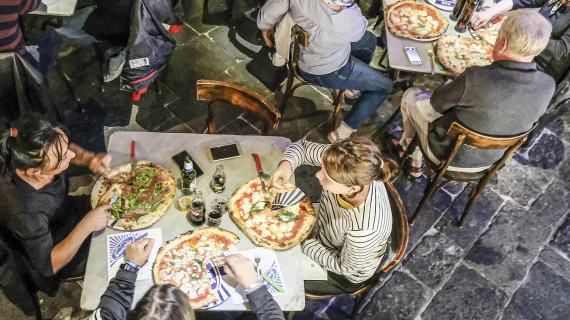Ogródek pizzerii Sorbillo. Neapol, wrzesień 2018 r. // Fot. Mario Laporta / Getty Images