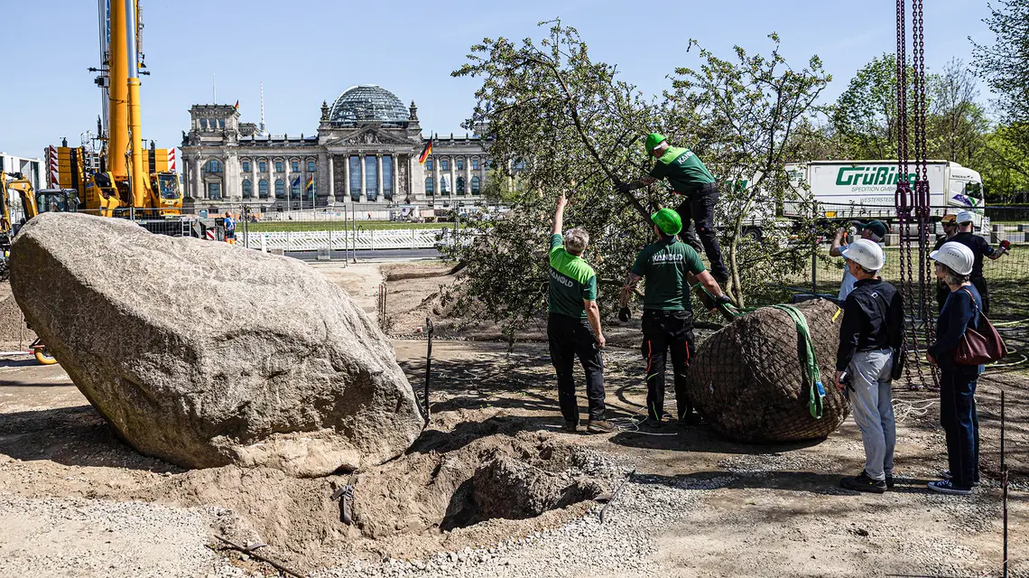 Montaż Kamienia Pamięci, tymczasowego pomnika polskich ofiar niemieckiej okupacji w Polsce w latach 1939–1945. Berlin, 16 kwietnia 2025 r. // Fot. Hannes Albert / DPA / PAP