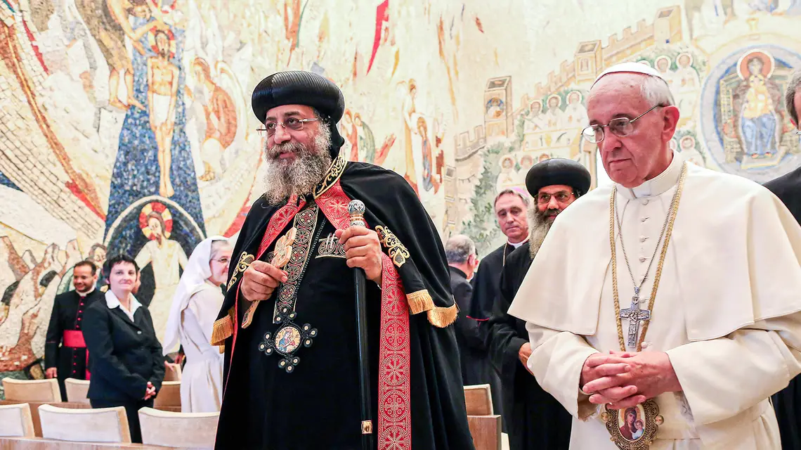Papież Koptów Tawadros II po wspólnej modlitwie z papieżem Franciszkiem w kaplicy Redemptoris Mater w Watykanie. 10 maja 2013 r. // Fot. Vatican Pool / Getty Images
