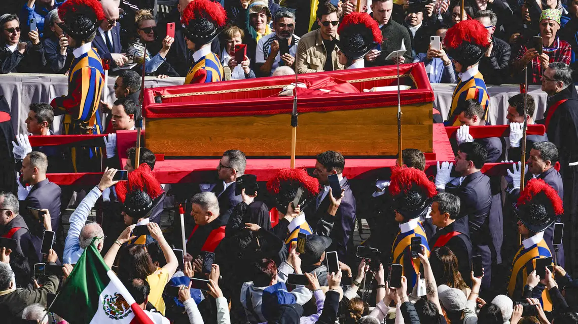 Ciało papieża Franciszka w kondukcie do Bazyliki św. Piotra w Watykanie, 23 kwietnia 2025 r. // Fot. Antoine Mekary / NurPhoto / AFP / East News