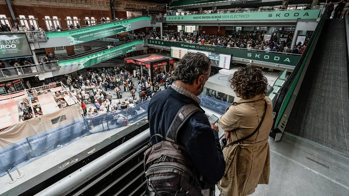 Tysiące podróżnych dotkniętych awarią prądu na Półwyspie Iberyjskim na dworcu Atocha w Madrycie. Hiszpania, 29 kwietnia 2025 r. // Fot. Diego Radames / AFP / East News