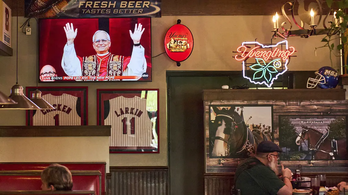 Transmisja uroczystości wyboru papieża Leona XIV w restauracji w Cincinnati. USA, 8 maja 2025 r. // Fot. Carolyn Kaster / AP / East News