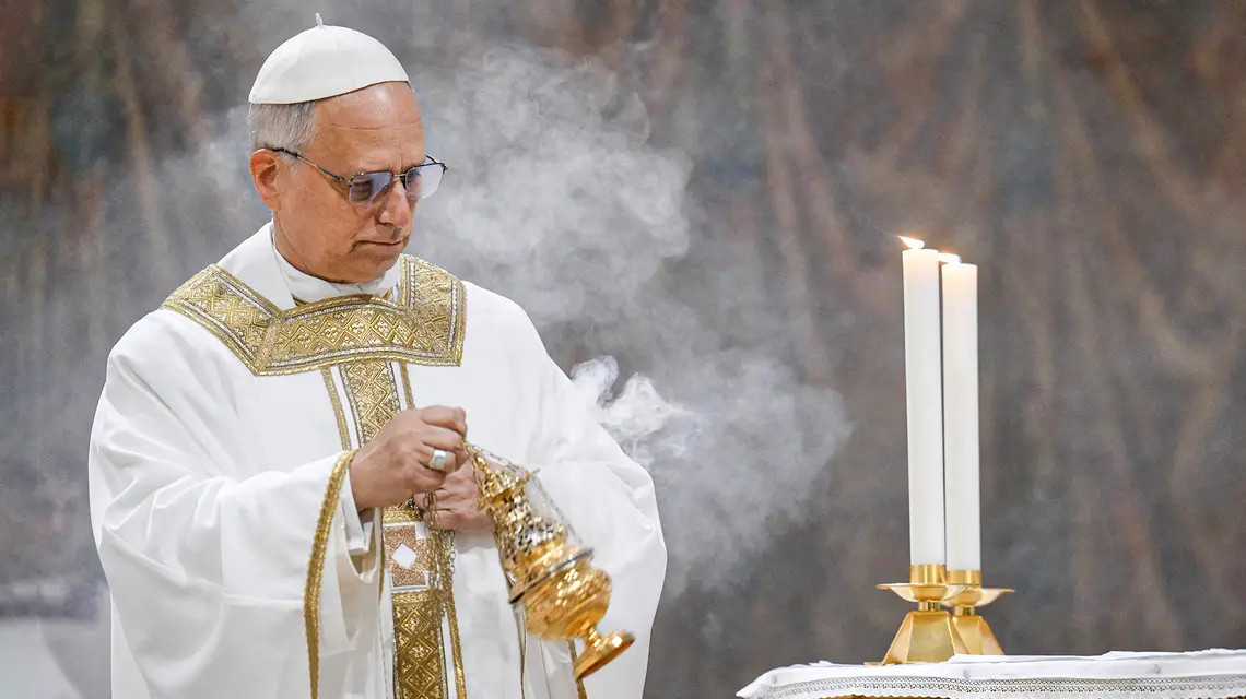 Papież Leon XIV odprawia mszę świętą w Kaplicy Sykstyńskiej w Watykanie 9 maja 2025 r. // Fot. EV / Abaca / East News 