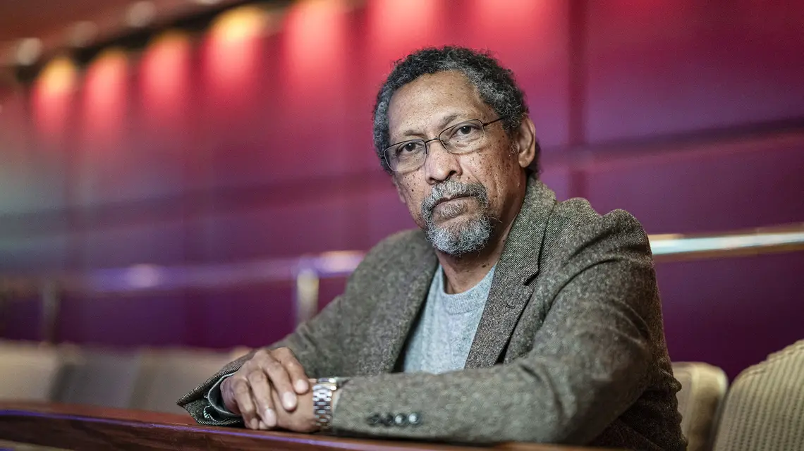 Percival Everett, autor „Jamesa”, przed wręczeniem Nagrody Bookera 2024. Londyn, 11 listopada 2024 r. // Fot. David Levenson / Getty Images
