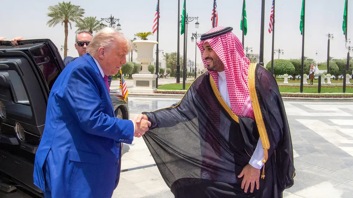 Saudyjski następca tronu Mohammed bin Salman Al Saud wita prezydenta Donalda Trumpa. Rijad, Arabia Saudyjska, 13 maja 2025 r. // Fot. Saudi Press Agency / AFP / East News