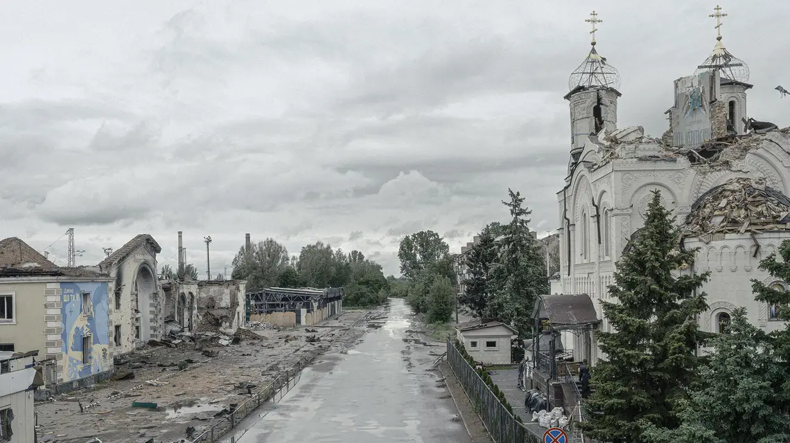 Konstantynówka, dworzec oraz cerkiew we wschodniej części miasta. 28 maja 2025 r. // Fot. Jonasz Chlebowski