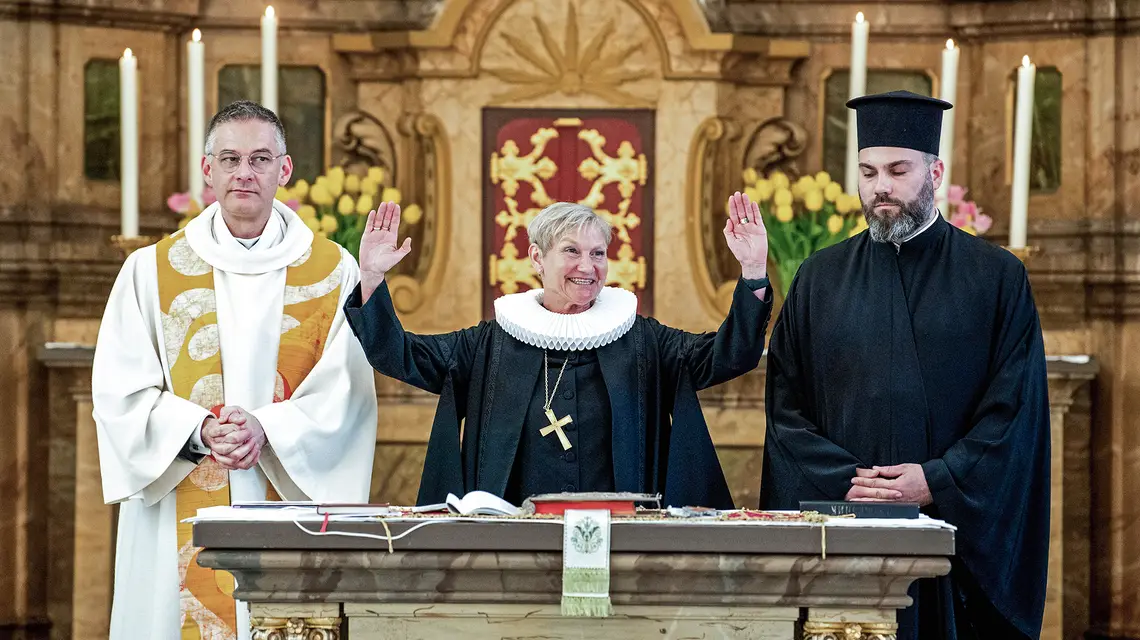 Od lewej: wikariusz generalny katolickiej archidiecezji hamburskiej, biskupka luterańskiej diecezji Hamburga i Lubeki oraz ksiądz tamtejszej serbskiej parafii prawosławnej podczas ekumenicznego nabożeństwa w kościele św. Józefa. Hamburg, 21 kwietnia 2025 r. // Fot. Daniel Bockwoldt / DPA / PAP
