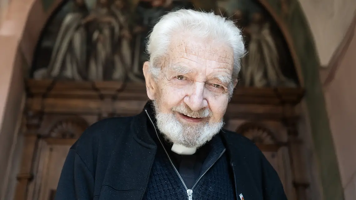 Ks. Adam Boniecki, u Kamedułów na Bielanach, przed furtą klasztoru. Kraków, 19 maja 2025 r. // Fot. Grażyna Makara